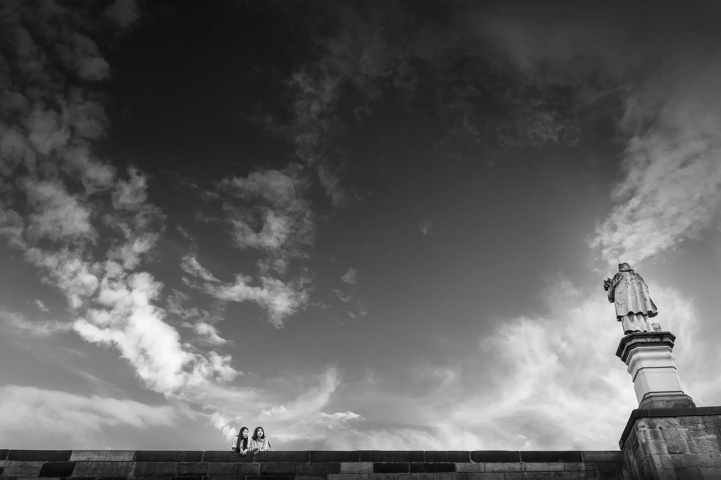 Turistky na Karlově mostě