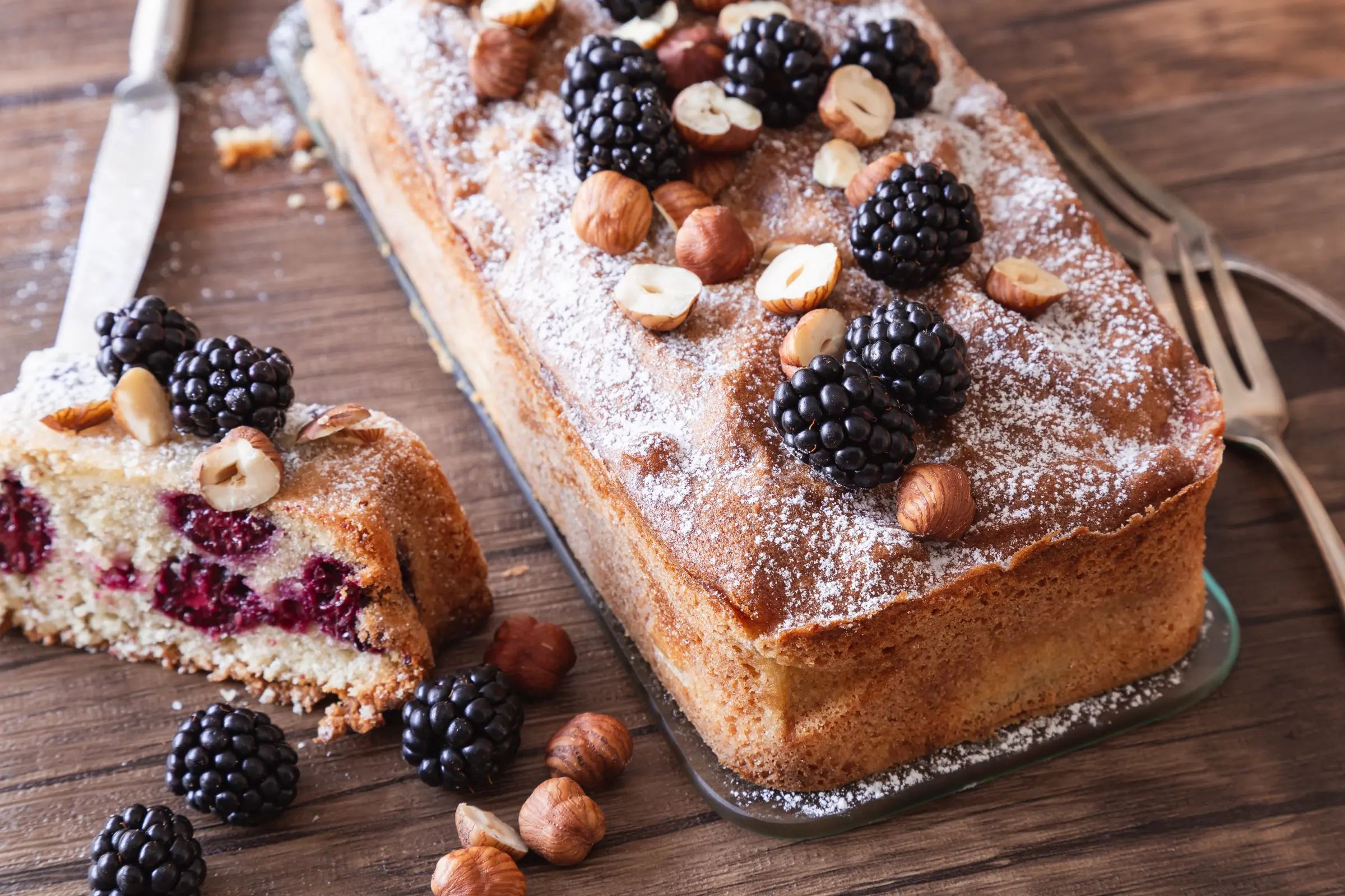 Koláč s jablky a ostružinami